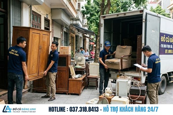  Đội ngũ Đồ Cũ Đặng Anh mặc đồng phục xanh đậm đang tháo dỡ và vận chuyển đồ cũ