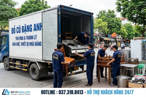 Xe tải Đồ Cũ Đặng Anh đang bốc xếp bàn ghế và thiết bị nhà hàng