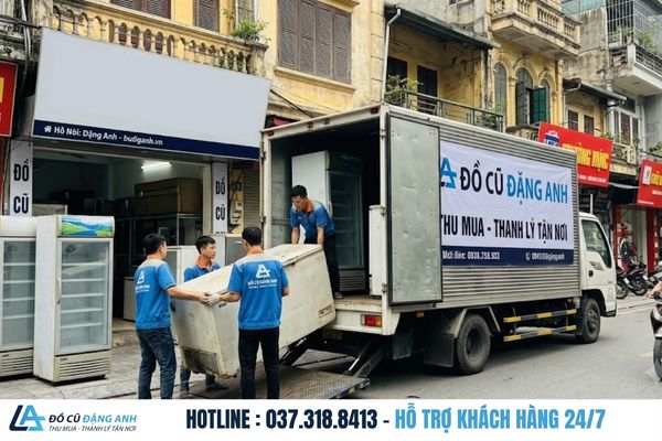 Đồ Cũ Đặng Anh đang bốc tủ đông, tủ mát lên xe tải