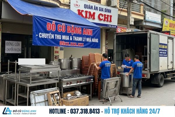 Đồ Cũ Đặng Anh tập kết thiết bị trước cửa nhà hàng để chuẩn bị đưa lên xe