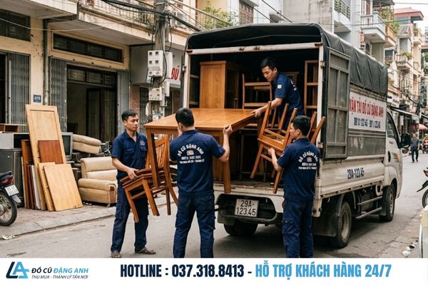 Đồ Cũ Đặng Anh mặc đồng phục xanh đậm đang bốc xếp bàn ghế