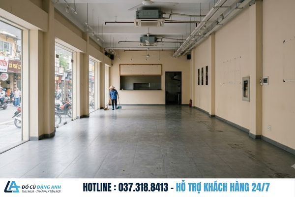 Mặt bằng sau khi bàn ghế được lấy hết