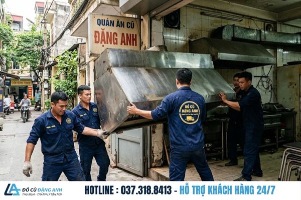 Đội ngũ Đồ Cũ Đặng Anh đang đưa chụp hút inox ra khỏi khu bếp