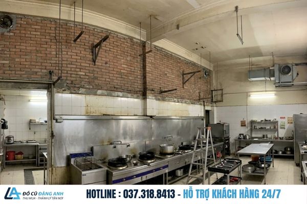 Khu bếp sau khi đã tháo toàn bộ chụp hút và đường ống
