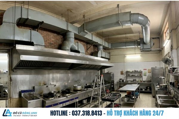 toàn bộ hệ thống hút khói, chụp hút và đường ống trong bếp nhà hàng trước khi thanh lý hệ thống hút khói nhà hàng