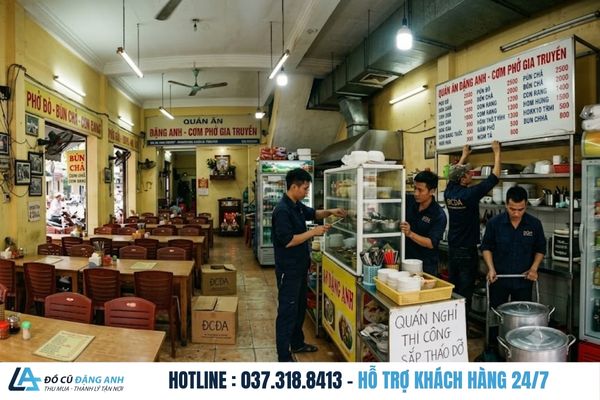  Đồ Cũ Đặng Anh mặc đồng phục xanh đậm đang tháo quầy và thiết bị trong quán