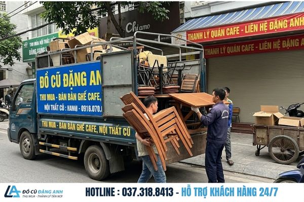 Đồ Cũ Đặng Anh đang bốc xếp bàn ghế cafe lên xe tải