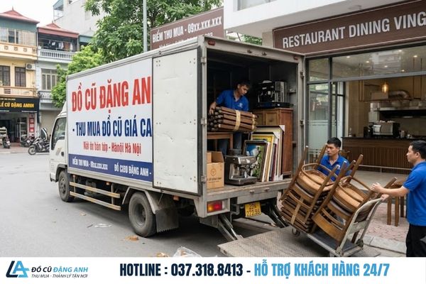 Xe tải Đồ Cũ Đặng Anh đang xếp bàn ghế và đồ cũ sau khi thu mua