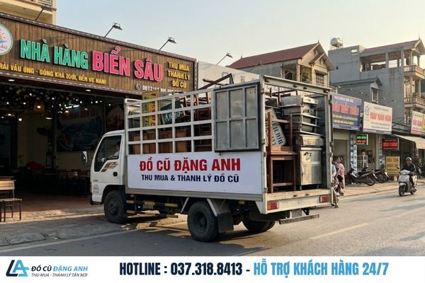 Xe tải Đồ Cũ Đặng Anh đang rời nhà hàng sau khi hoàn tất thu mua