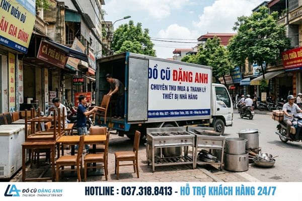 Xe tải Đồ Cũ Đặng Anh đang xếp thiết bị nhà hàng tại Đống Đa