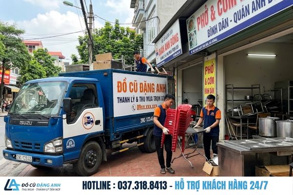 Xe tải Đồ Cũ Đặng Anh đang bốc xếp đồ từ quán ăn tại Hà Đông