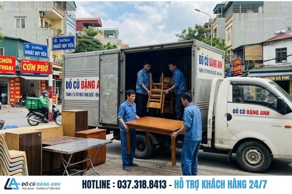 Đồ Cũ Đặng Anh đang bốc xếp bàn ghế lên xe tải tại Thanh Xuân